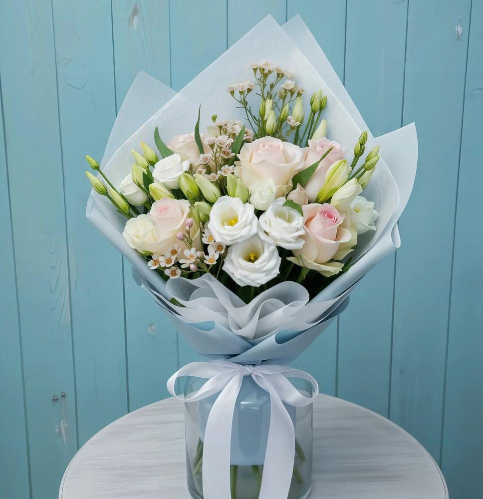 Букет цветов из: Розы и Лизиантусы в Рыбной Слободе