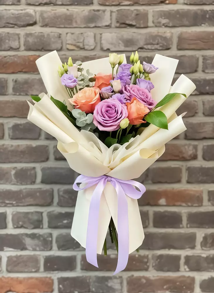 Букет цветов из: Лизиантусы и Розы в Рыбной Слободе