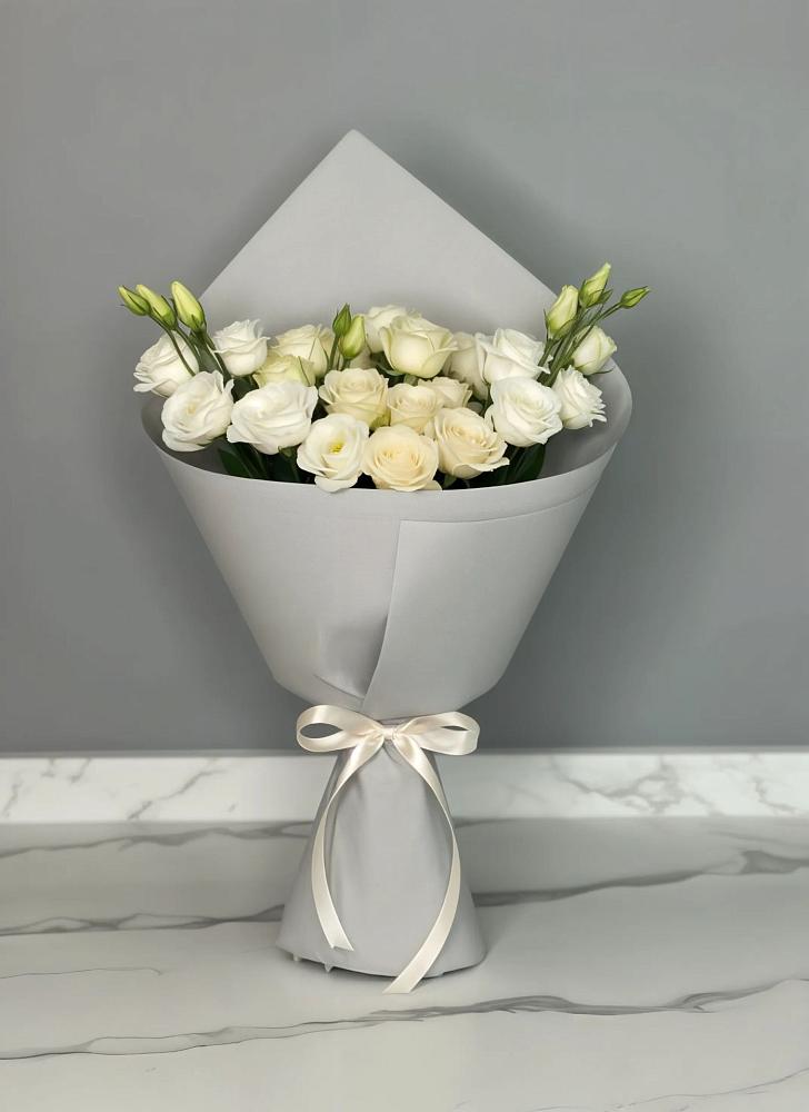 Букет цветов из: Розы и Лизиантусы в Рыбной Слободе