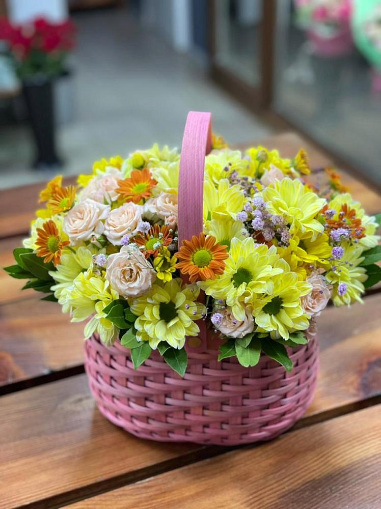 Цветочная композиция из Хризантемы и Розы в корзине в Рыбной Слободе