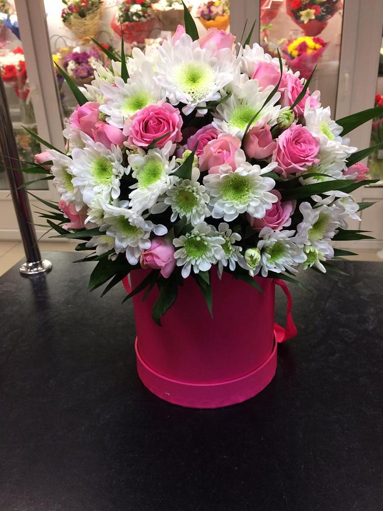 Цветочная композиция из Розы и Хризантемы в шляпной коробке в Рыбной Слободе