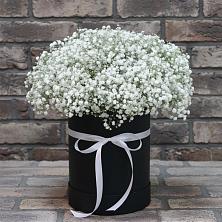 Цветочная композиция из Гипсофила в шляпной коробке в Рыбной Слободе