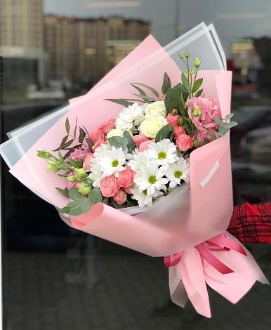 Букет цветов из: Розы, Лизиантусы и Хризантемы в Рыбной Слободе