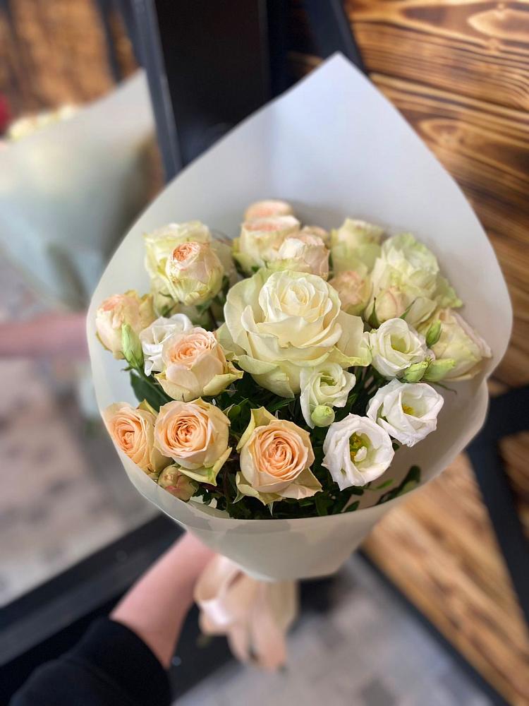 Букет цветов из: Розы и Лизиантусы в Рыбной Слободе